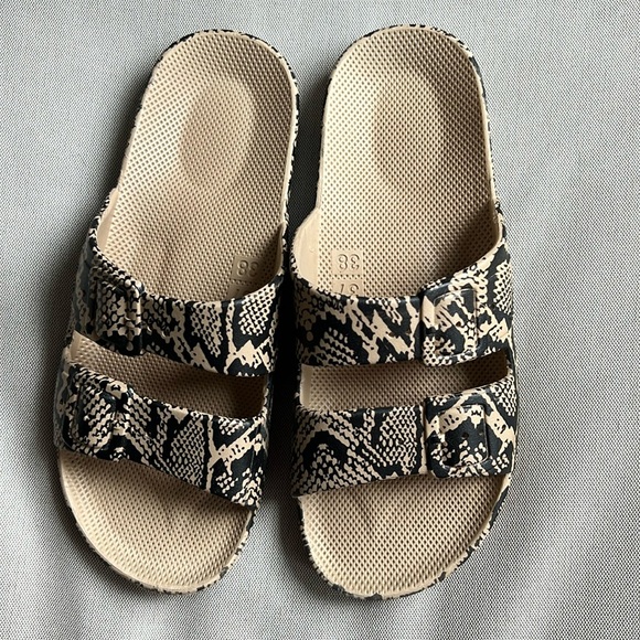 Freedom Moses Slide Sandal - Sand Snake Print - EU 37/38 (US W 7/8) - Picture 3 of 7